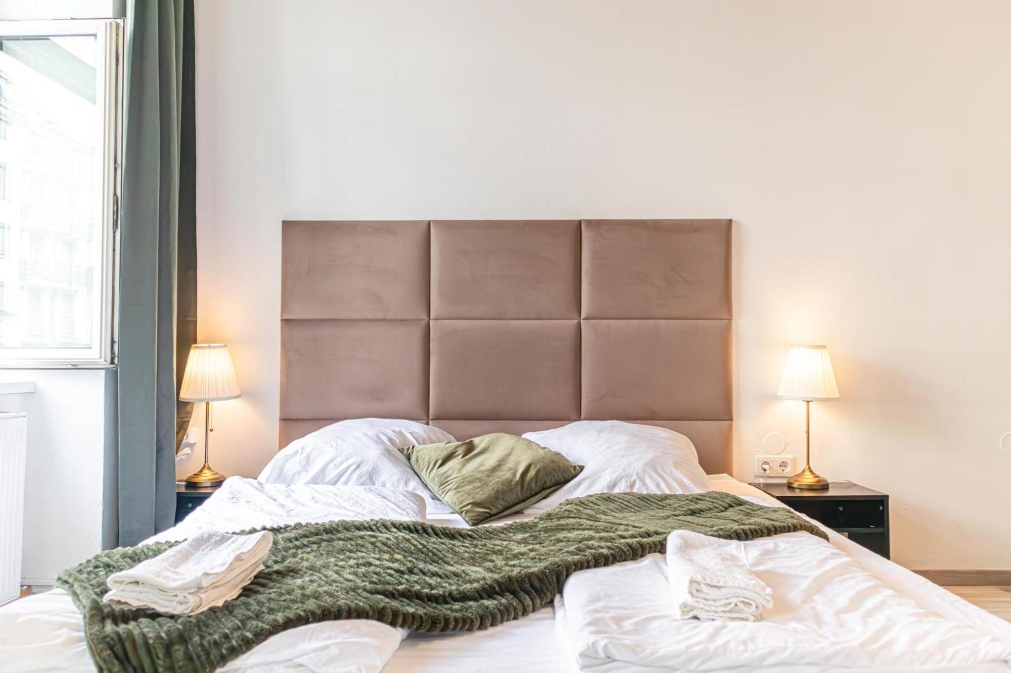 Neighboring 3 Apts.- Ideal For Families & Friends Apartament